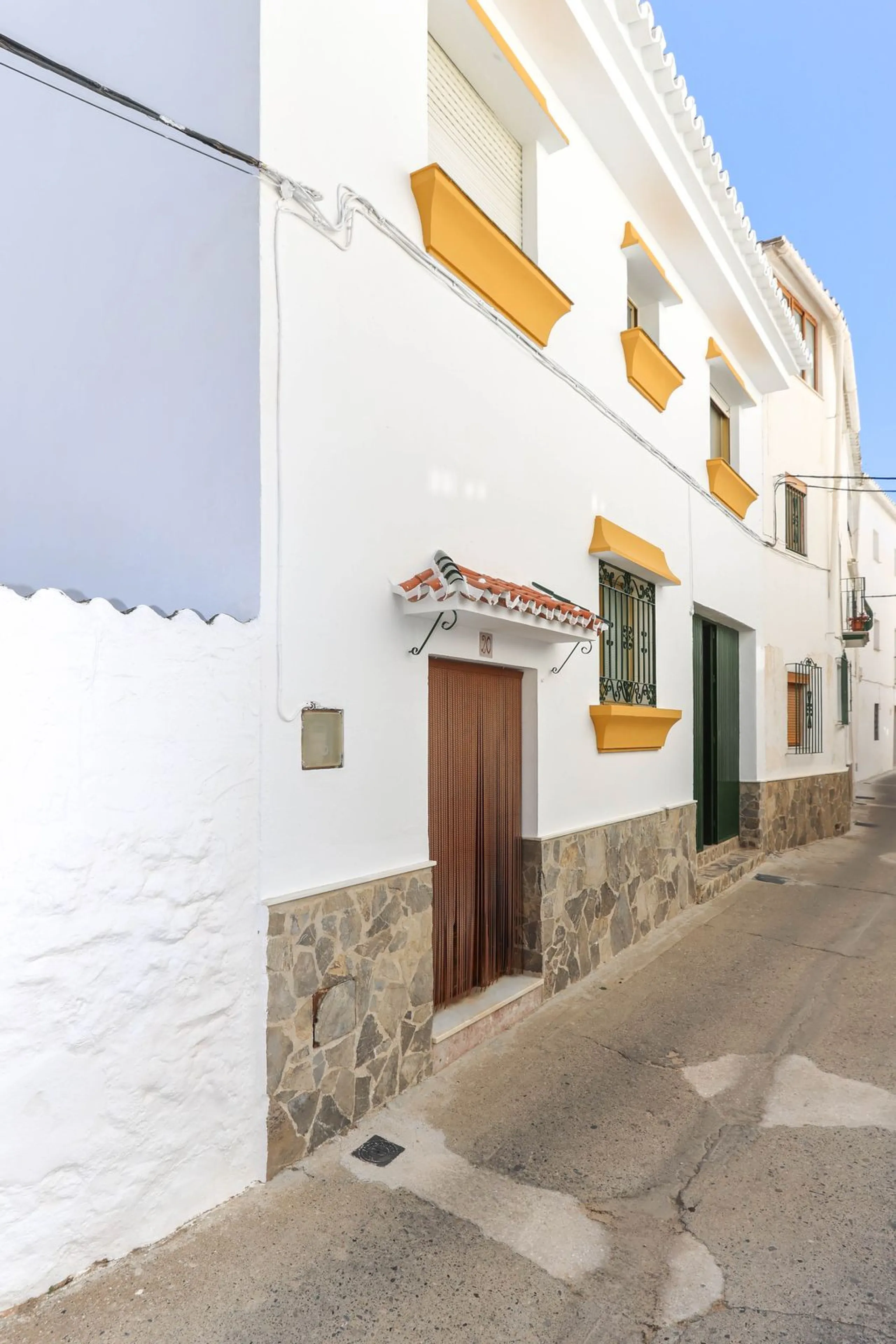 House - Townhouse в продаже в Casarabonela, Málaga. В доме 4 спален и 2 ванных комнат. Площадь дома 800 м². Площадь участка 3000 м²