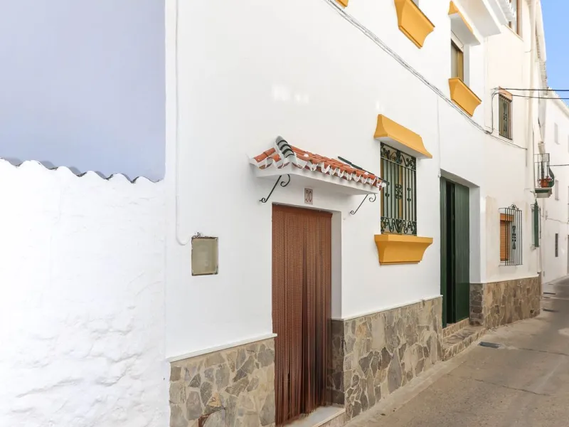 House - Townhouse в продаже в Casarabonela, Málaga. В доме 4 спален и 2 ванных комнат. Площадь дома 800 м². Площадь участка 3000 м²