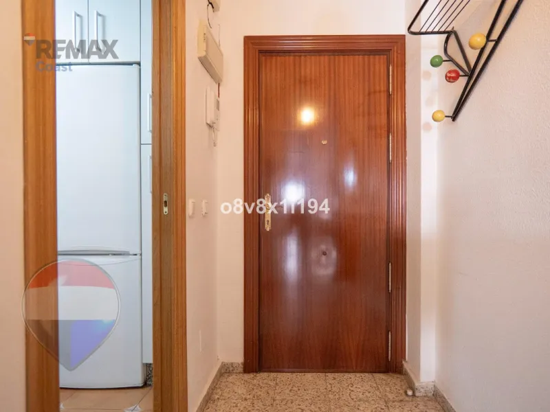 We present an exceptional opportunity to acquire an apartment in the highly sought-after area of Princesa Huelin, just 680 meters from the beach.