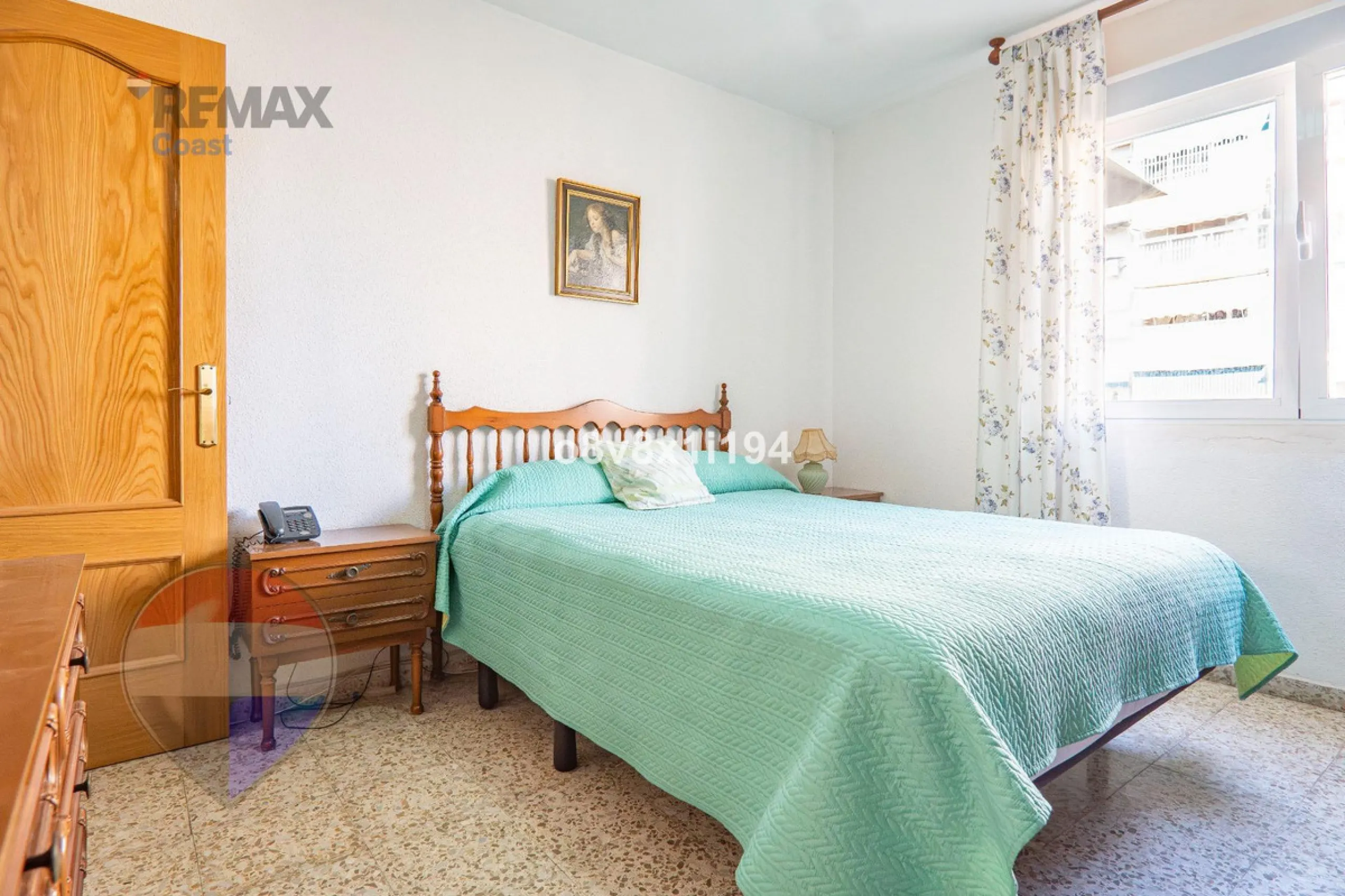 We present an exceptional opportunity to acquire an apartment in the highly sought-after area of Princesa Huelin, just 680 meters from the beach.