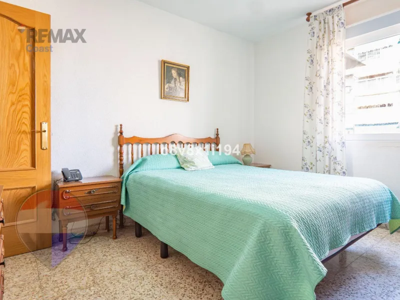 We present an exceptional opportunity to acquire an apartment in the highly sought-after area of Princesa Huelin, just 680 meters from the beach.