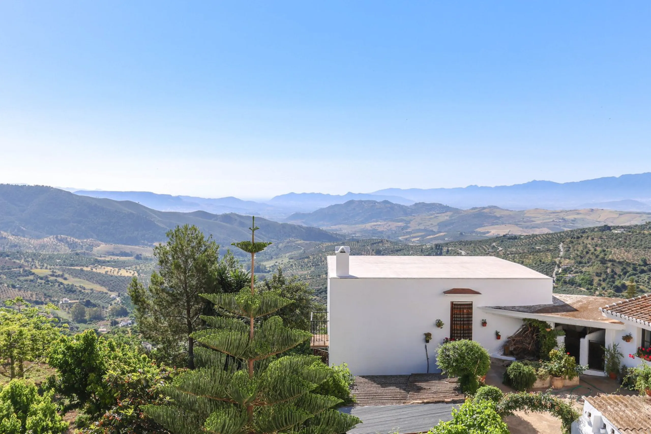 House - Townhouse в продаже в Casarabonela, Málaga. В доме 4 спален и 2 ванных комнат. Площадь дома 800 м². Площадь участка 3000 м²