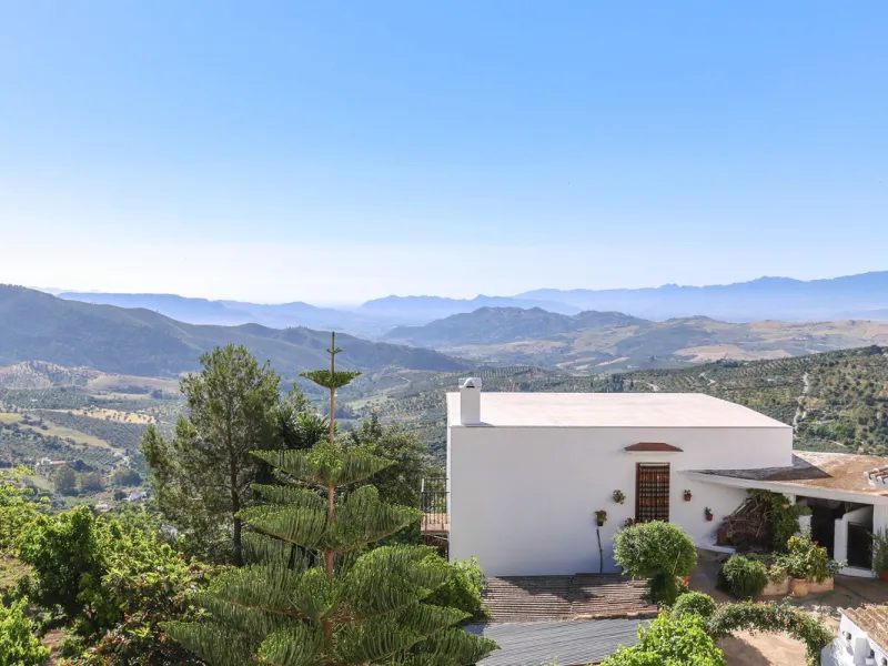 House - Townhouse в продаже в Casarabonela, Málaga. В доме 4 спален и 2 ванных комнат. Площадь дома 800 м². Площадь участка 3000 м²