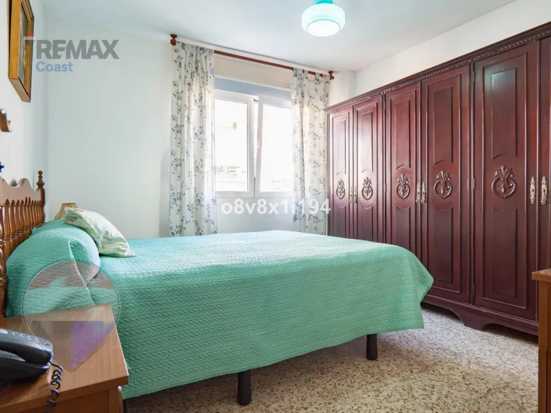 We present an exceptional opportunity to acquire an apartment in the highly sought-after area of Princesa Huelin, just 680 meters from the beach.