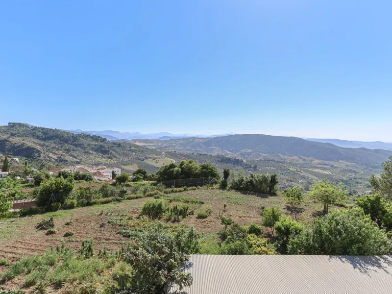 House - Townhouse в продаже в Casarabonela, Málaga. В доме 4 спален и 2 ванных комнат. Площадь дома 800 м². Площадь участка 3000 м²