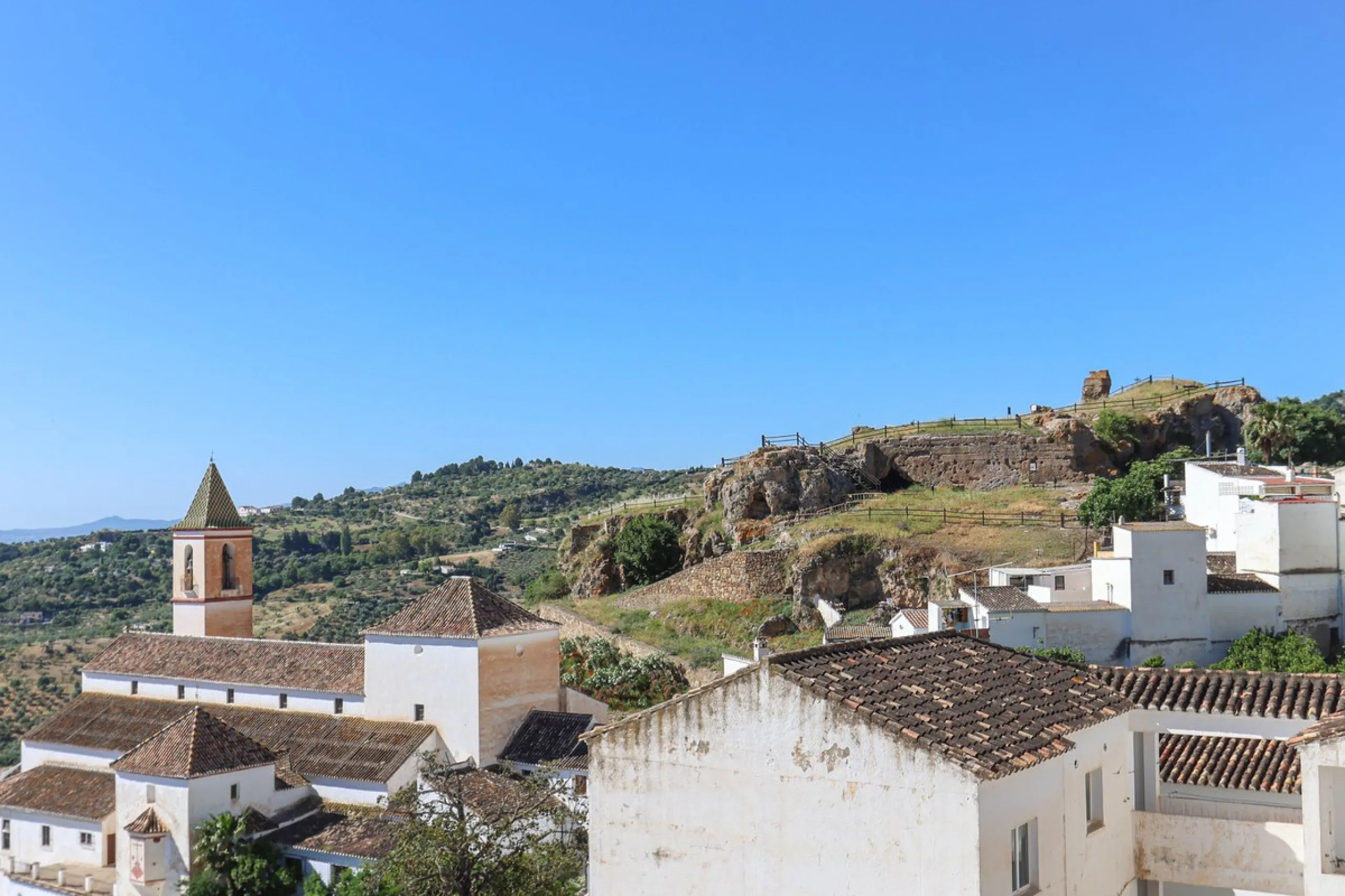 House - Townhouse в продаже в Casarabonela, Málaga. В доме 4 спален и 2 ванных комнат. Площадь дома 800 м². Площадь участка 3000 м²