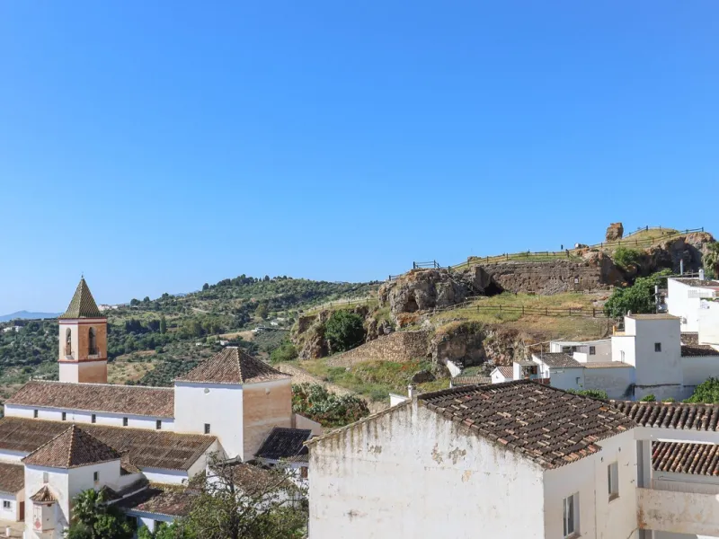 House - Townhouse в продаже в Casarabonela, Málaga. В доме 4 спален и 2 ванных комнат. Площадь дома 800 м². Площадь участка 3000 м²