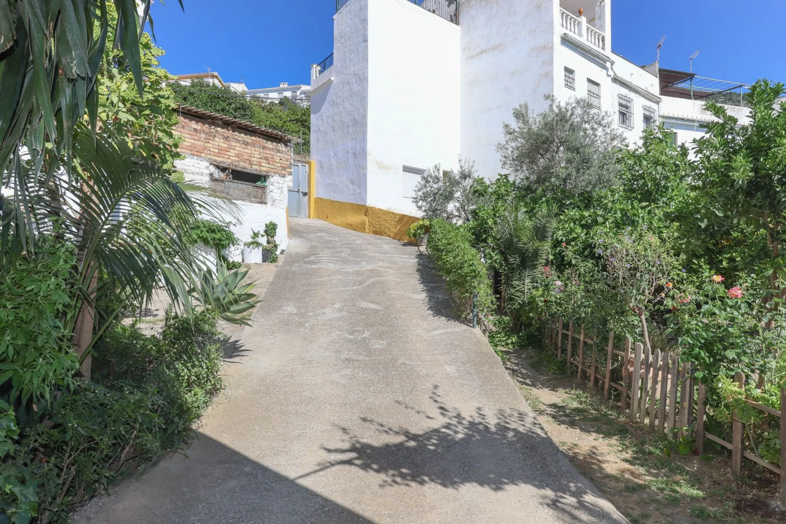 House - Townhouse в продаже в Casarabonela, Málaga. В доме 4 спален и 2 ванных комнат. Площадь дома 800 м². Площадь участка 3000 м²