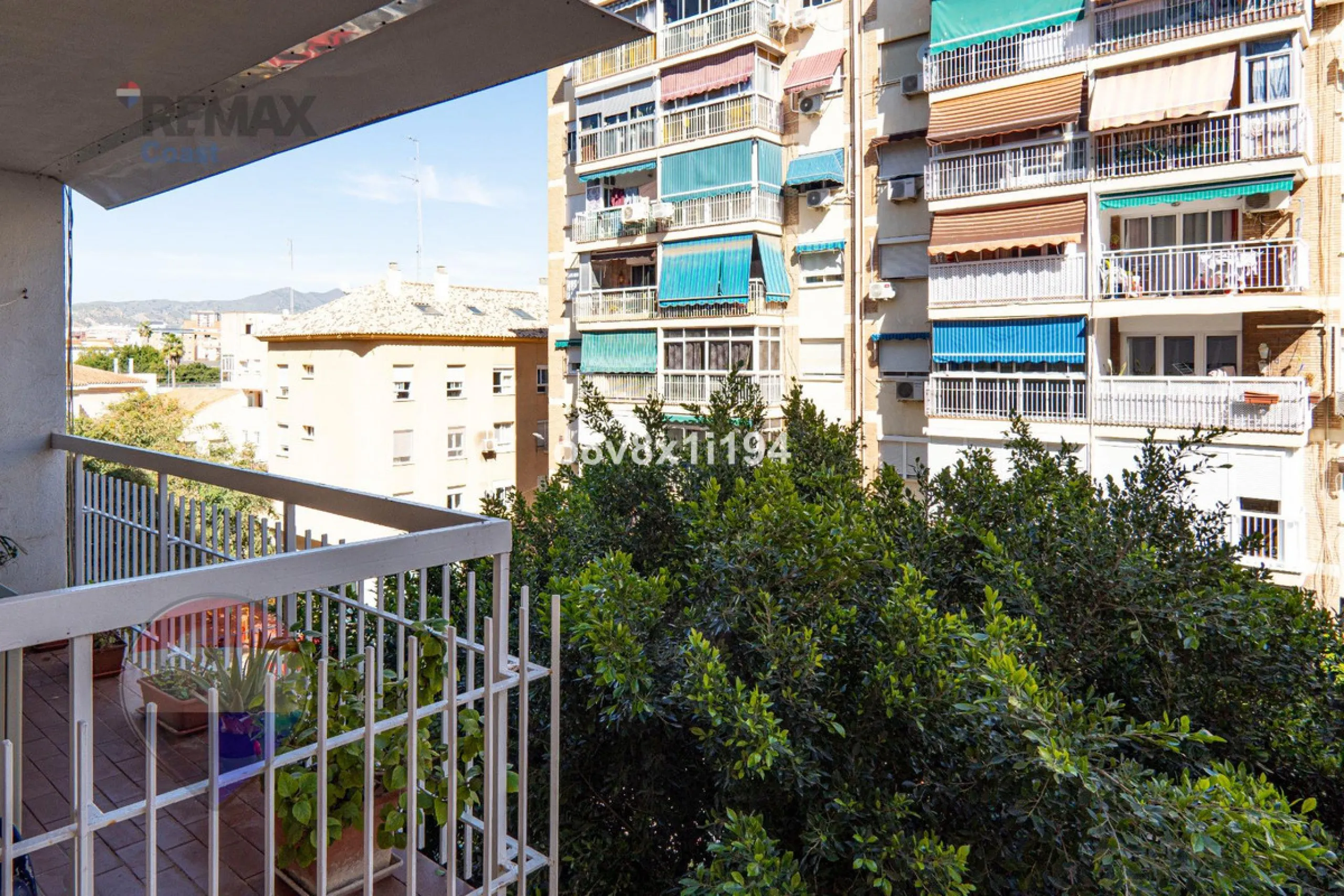 We present an exceptional opportunity to acquire an apartment in the highly sought-after area of Princesa Huelin, just 680 meters from the beach.