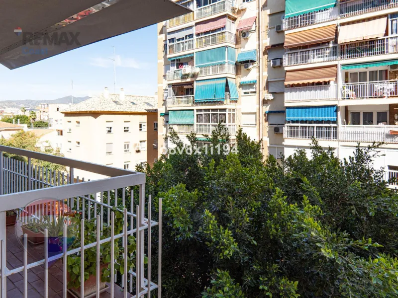 We present an exceptional opportunity to acquire an apartment in the highly sought-after area of Princesa Huelin, just 680 meters from the beach.