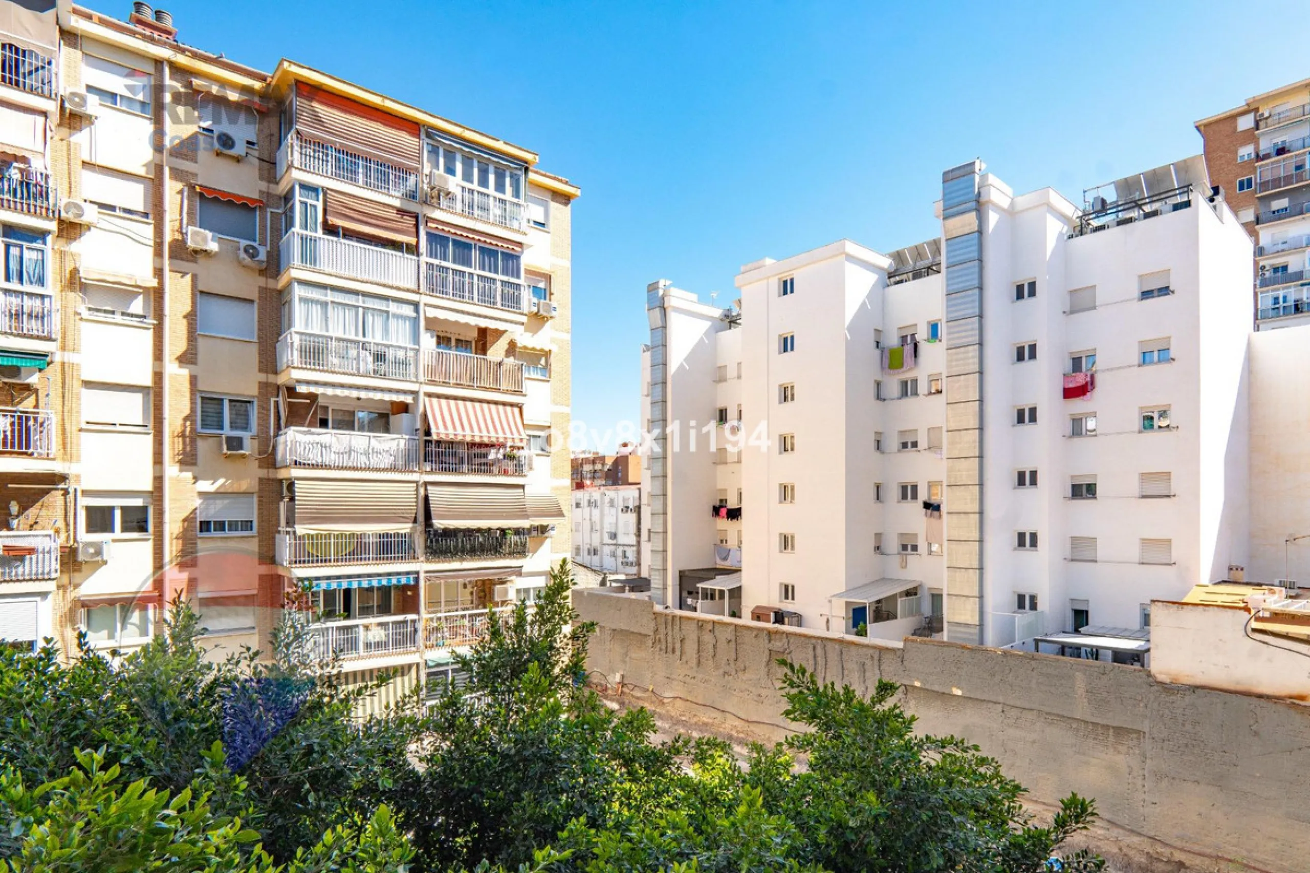 We present an exceptional opportunity to acquire an apartment in the highly sought-after area of Princesa Huelin, just 680 meters from the beach.