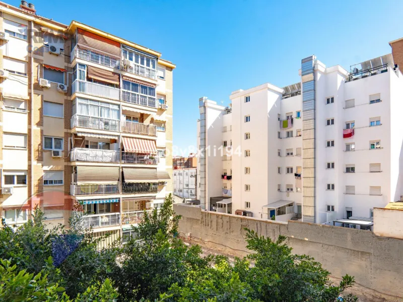 We present an exceptional opportunity to acquire an apartment in the highly sought-after area of Princesa Huelin, just 680 meters from the beach.