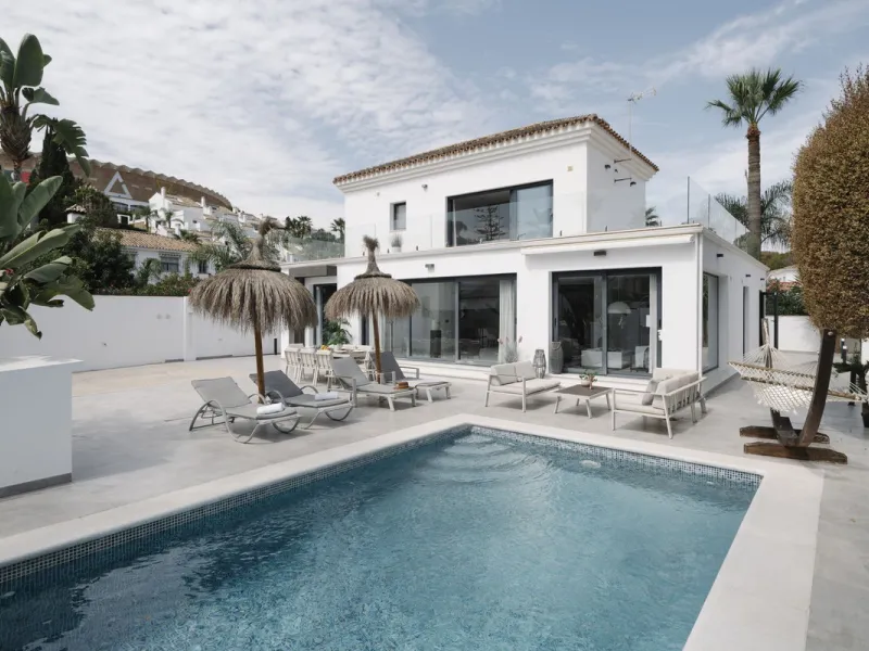 House - Detached Villa в продаже в Marbella, Málaga. В доме 4 спален и 3 ванных комнат. Площадь дома 400 м². Площадь участка 800 м²