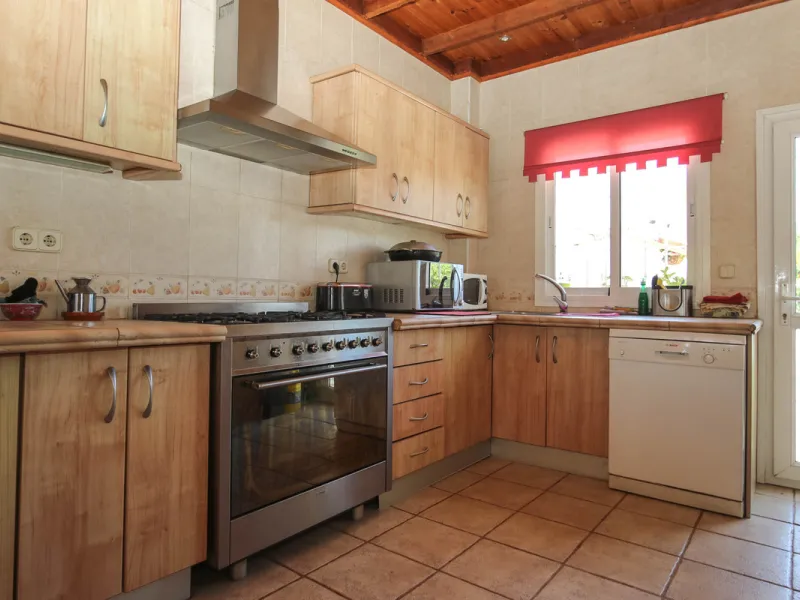 Geräumige Villa mit separatem Gästeappartement in ruhiger Lage
