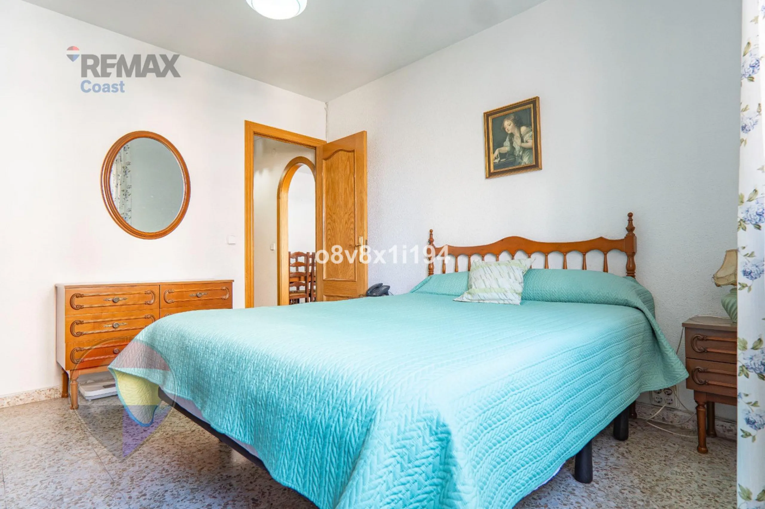 We present an exceptional opportunity to acquire an apartment in the highly sought-after area of Princesa Huelin, just 680 meters from the beach.