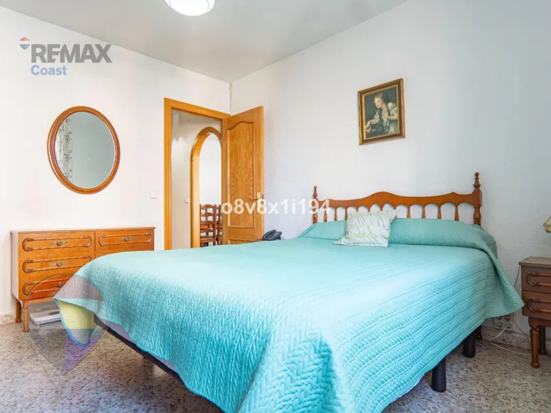 We present an exceptional opportunity to acquire an apartment in the highly sought-after area of Princesa Huelin, just 680 meters from the beach.