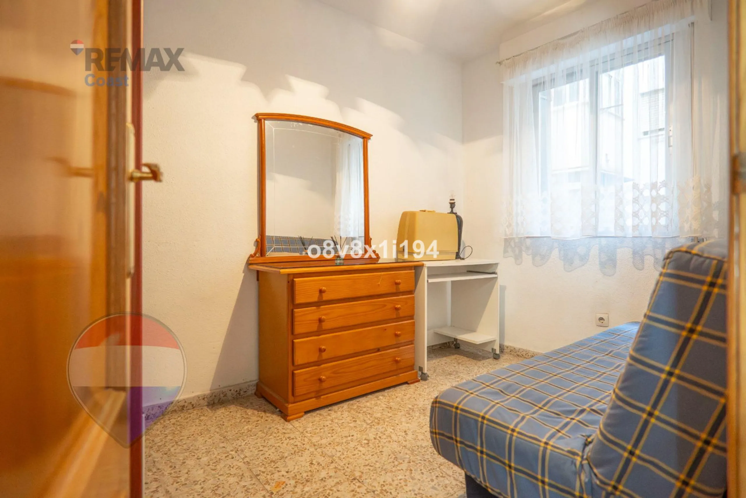 We present an exceptional opportunity to acquire an apartment in the highly sought-after area of Princesa Huelin, just 680 meters from the beach.