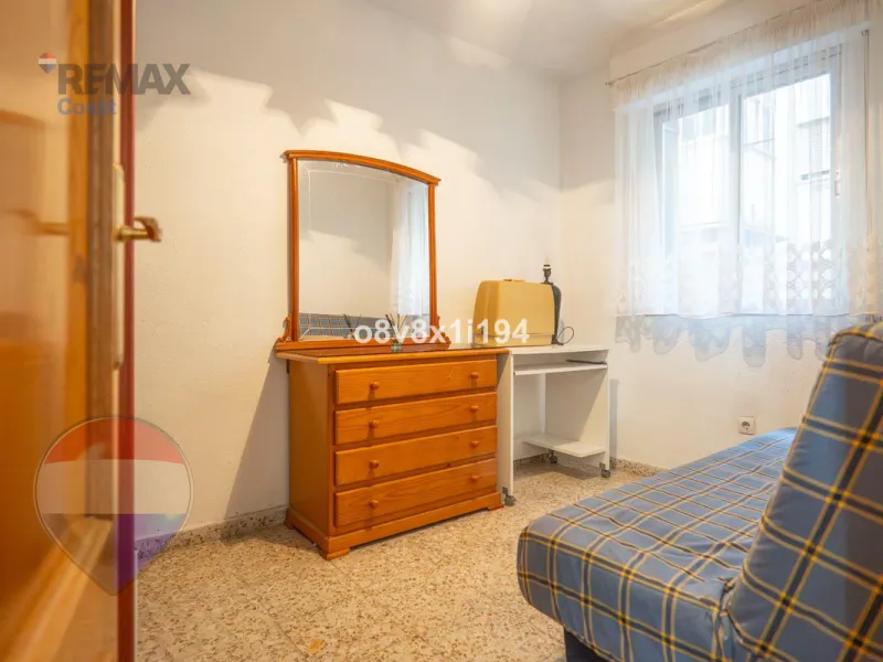 We present an exceptional opportunity to acquire an apartment in the highly sought-after area of Princesa Huelin, just 680 meters from the beach.