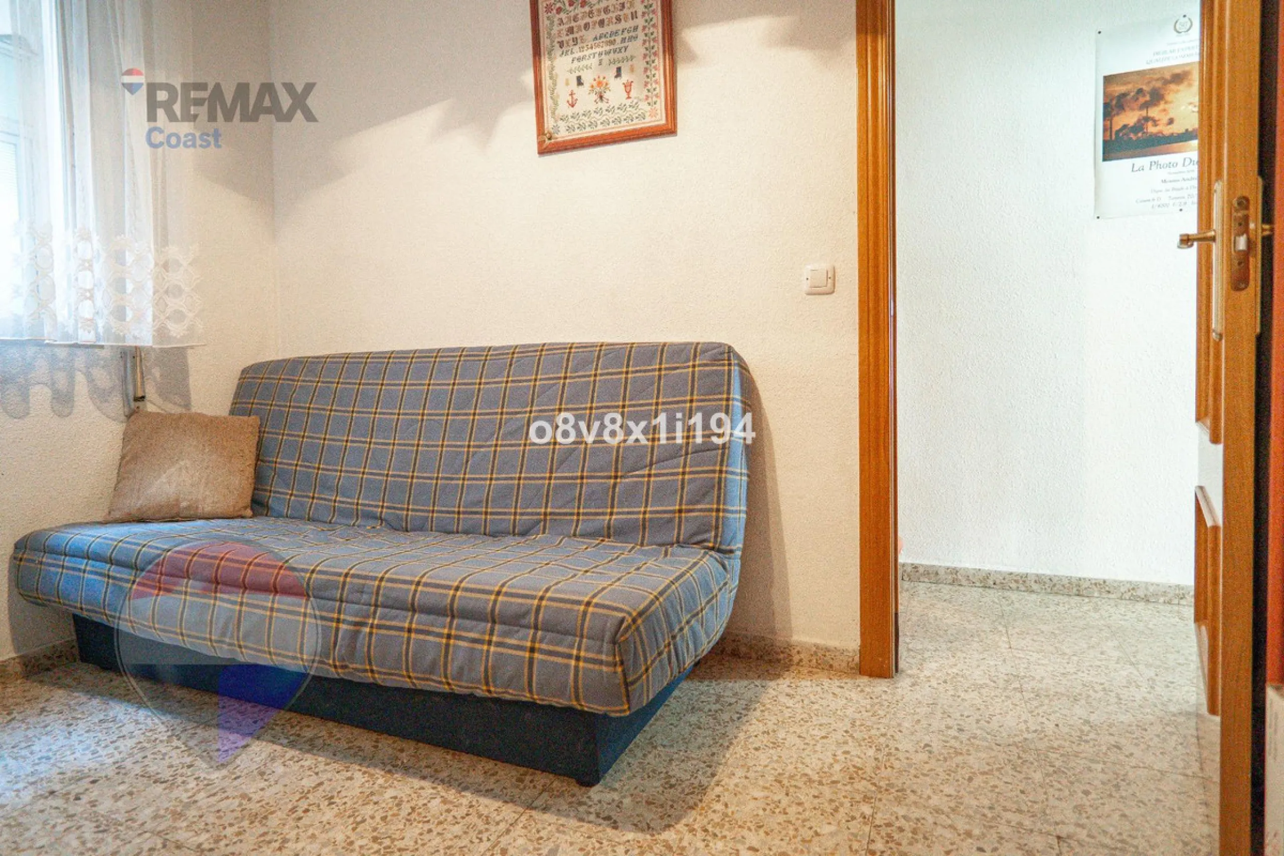 We present an exceptional opportunity to acquire an apartment in the highly sought-after area of Princesa Huelin, just 680 meters from the beach.