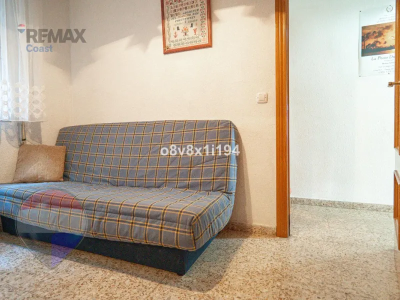 We present an exceptional opportunity to acquire an apartment in the highly sought-after area of Princesa Huelin, just 680 meters from the beach.