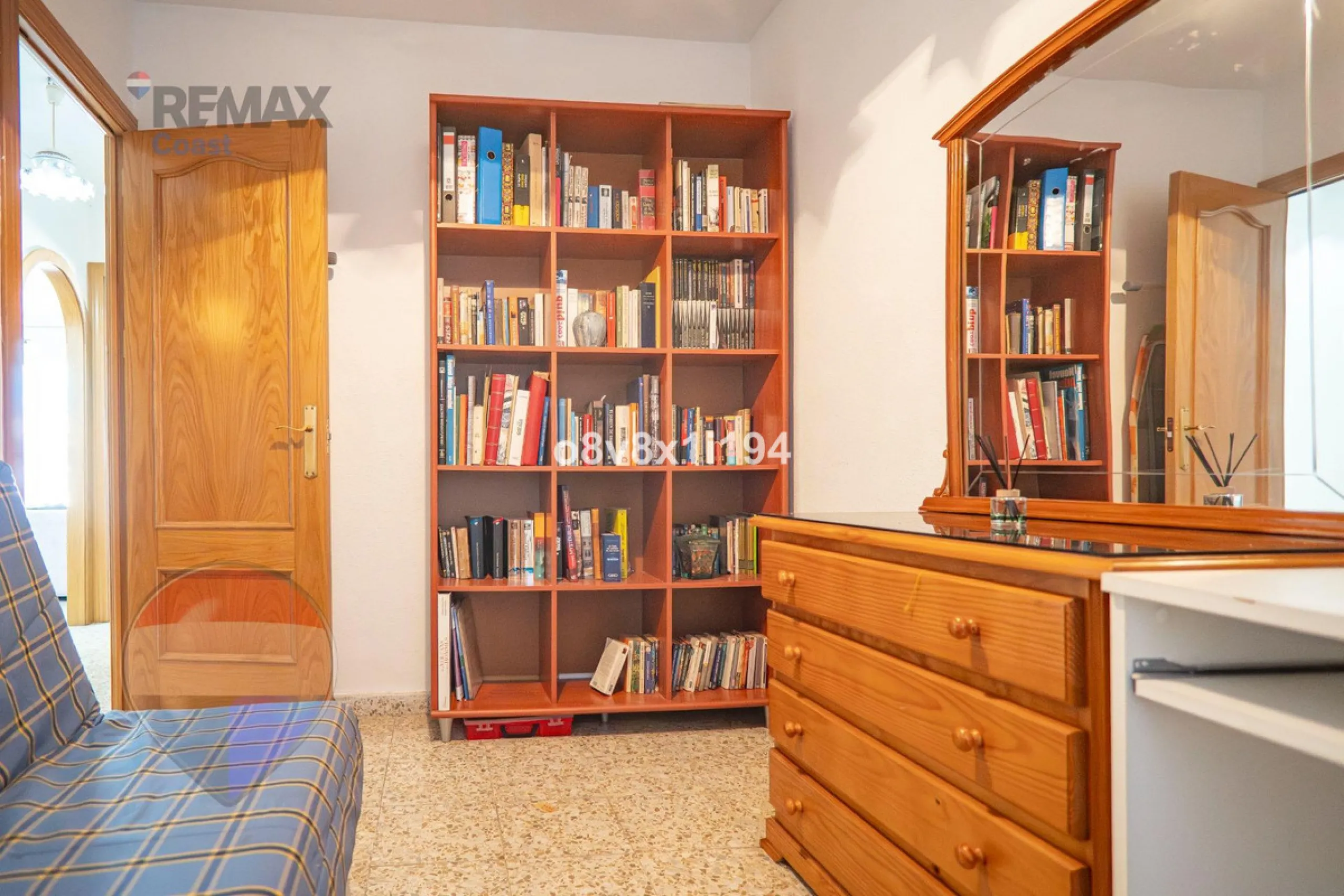 We present an exceptional opportunity to acquire an apartment in the highly sought-after area of Princesa Huelin, just 680 meters from the beach.