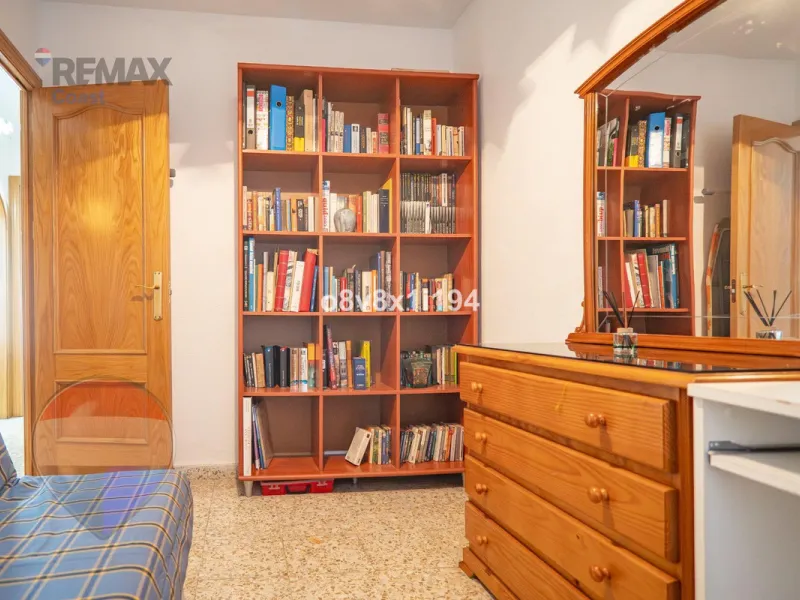 We present an exceptional opportunity to acquire an apartment in the highly sought-after area of Princesa Huelin, just 680 meters from the beach.