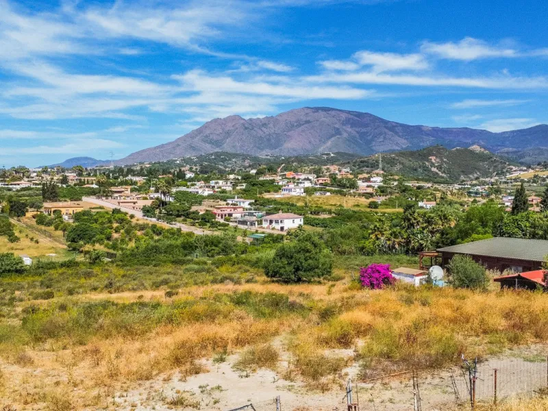 Plot - Land with Ruin в продаже в Estepona, Málaga. Площадь дома 100 м². Площадь участка 4491 м²