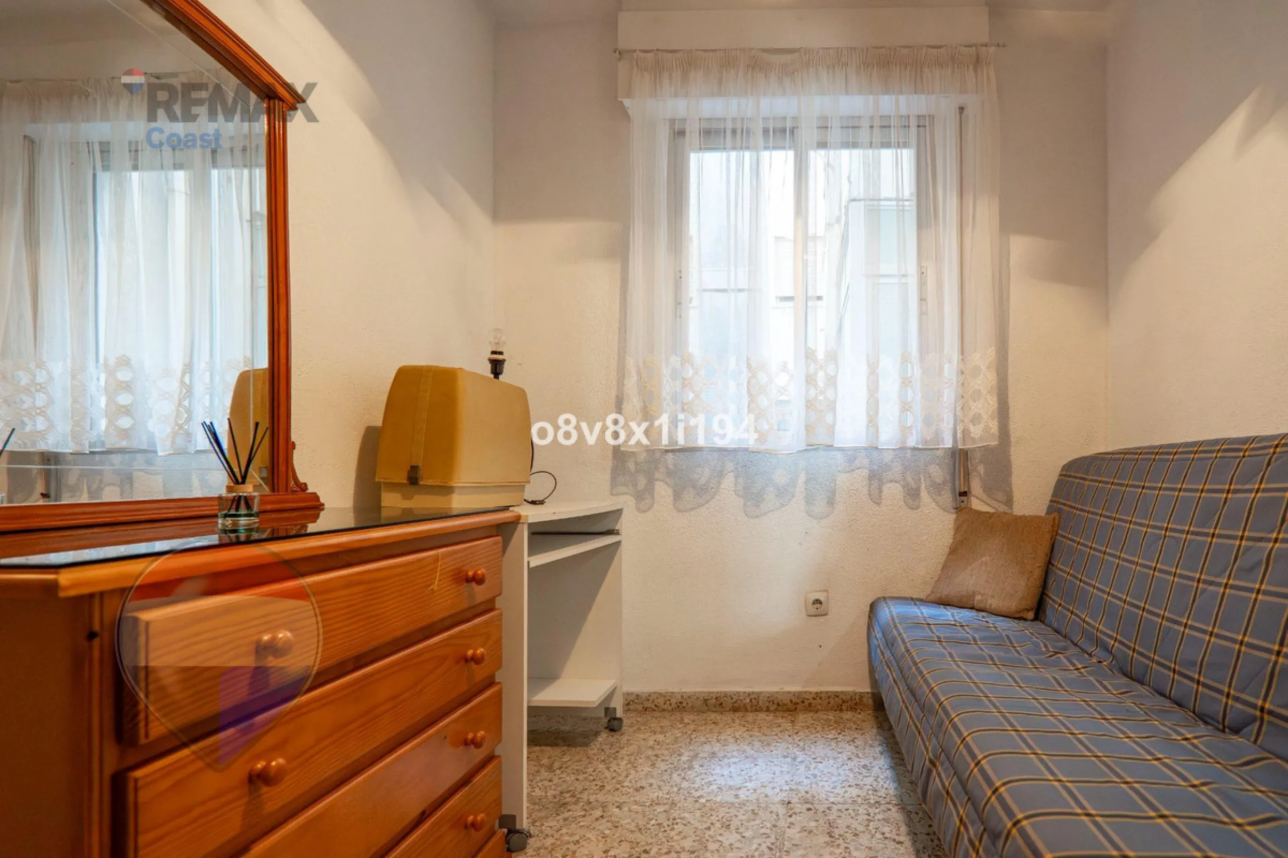 We present an exceptional opportunity to acquire an apartment in the highly sought-after area of Princesa Huelin, just 680 meters from the beach.
