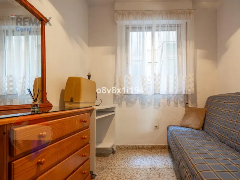 We present an exceptional opportunity to acquire an apartment in the highly sought-after area of Princesa Huelin, just 680 meters from the beach.
