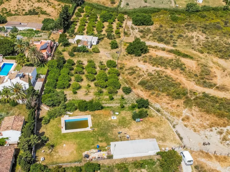 Plot - Land with Ruin в продаже в Estepona, Málaga. Площадь дома 100 м². Площадь участка 4491 м²