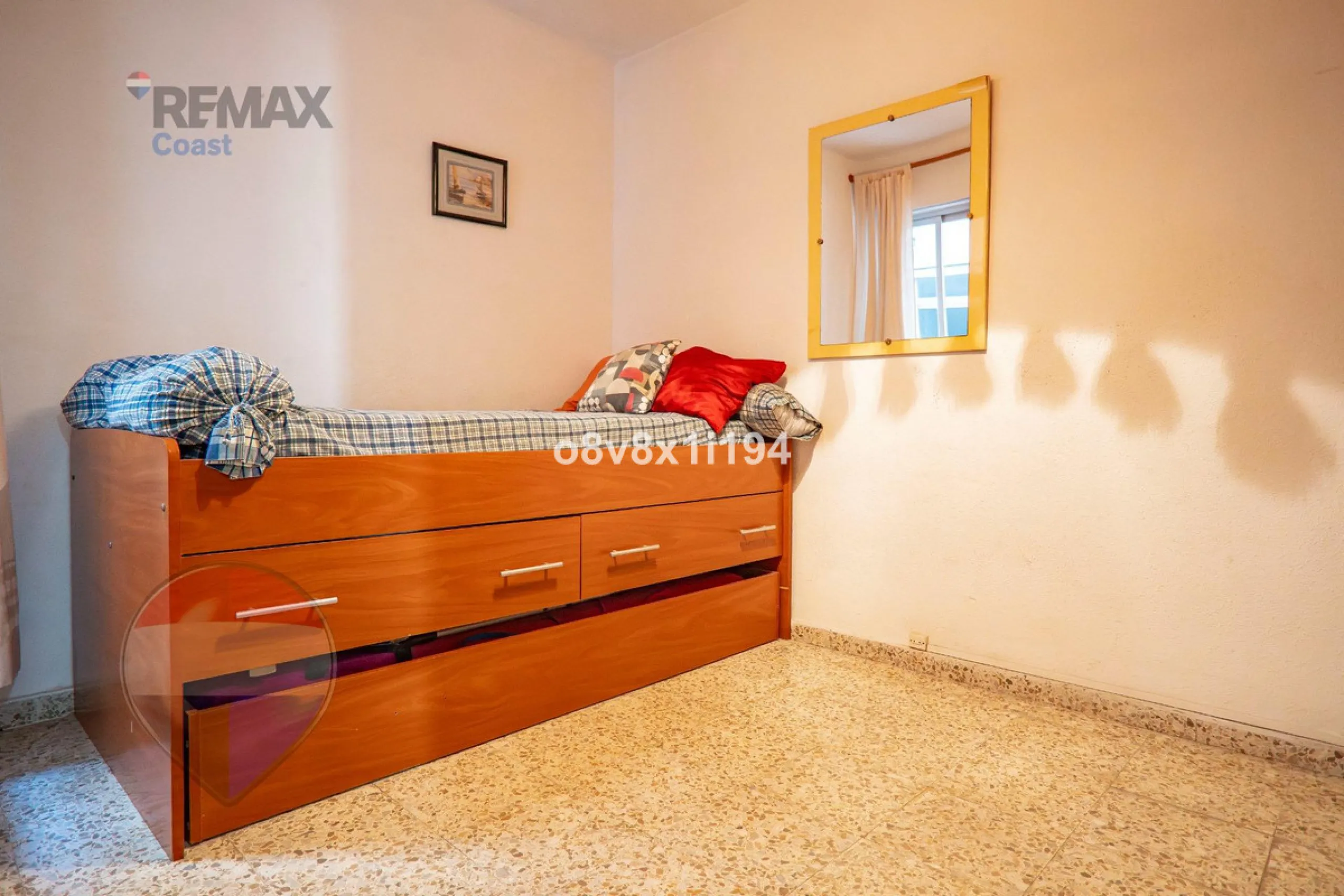 We present an exceptional opportunity to acquire an apartment in the highly sought-after area of Princesa Huelin, just 680 meters from the beach.