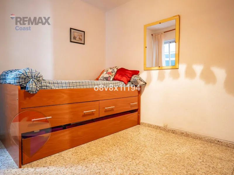 We present an exceptional opportunity to acquire an apartment in the highly sought-after area of Princesa Huelin, just 680 meters from the beach.