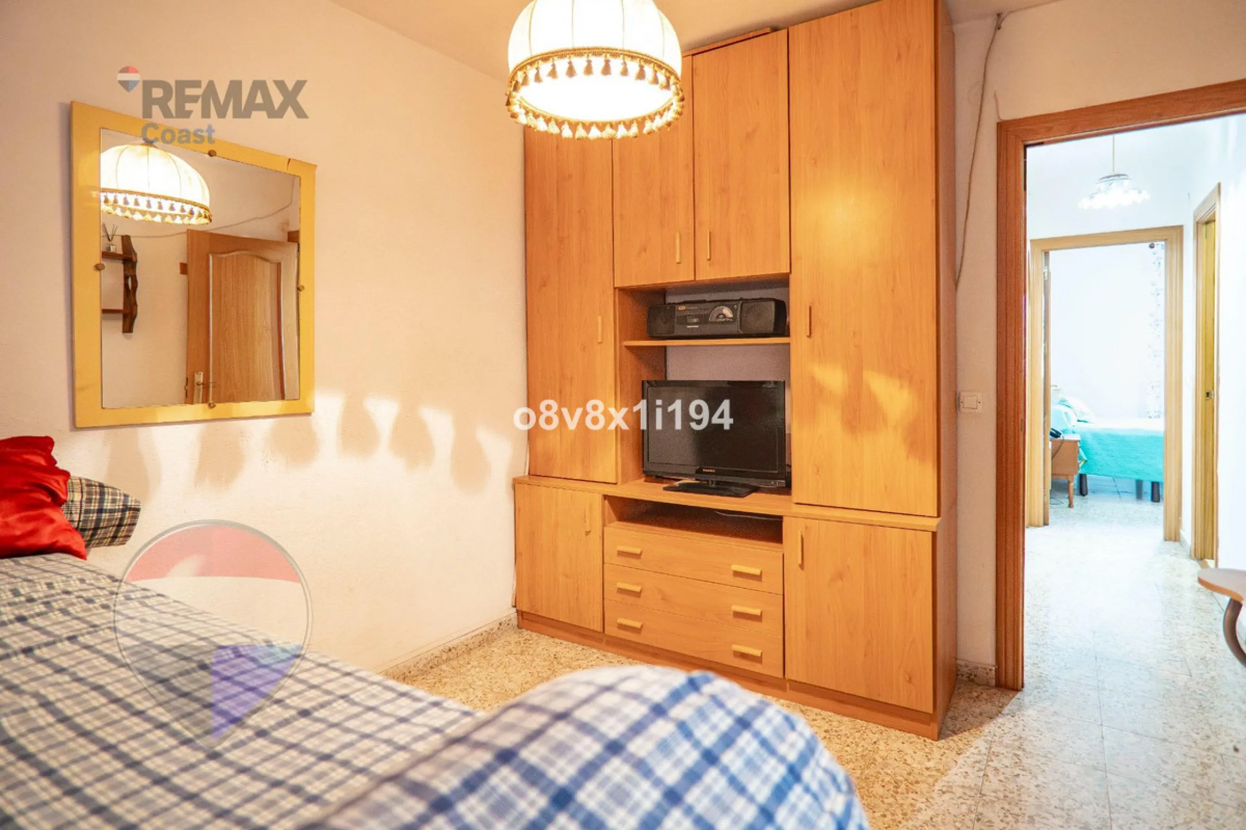 We present an exceptional opportunity to acquire an apartment in the highly sought-after area of Princesa Huelin, just 680 meters from the beach.