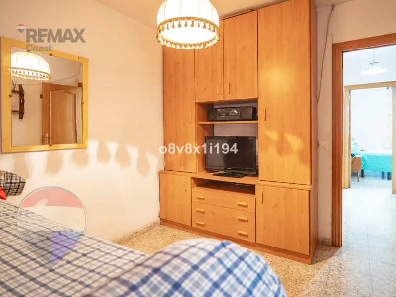 We present an exceptional opportunity to acquire an apartment in the highly sought-after area of Princesa Huelin, just 680 meters from the beach.