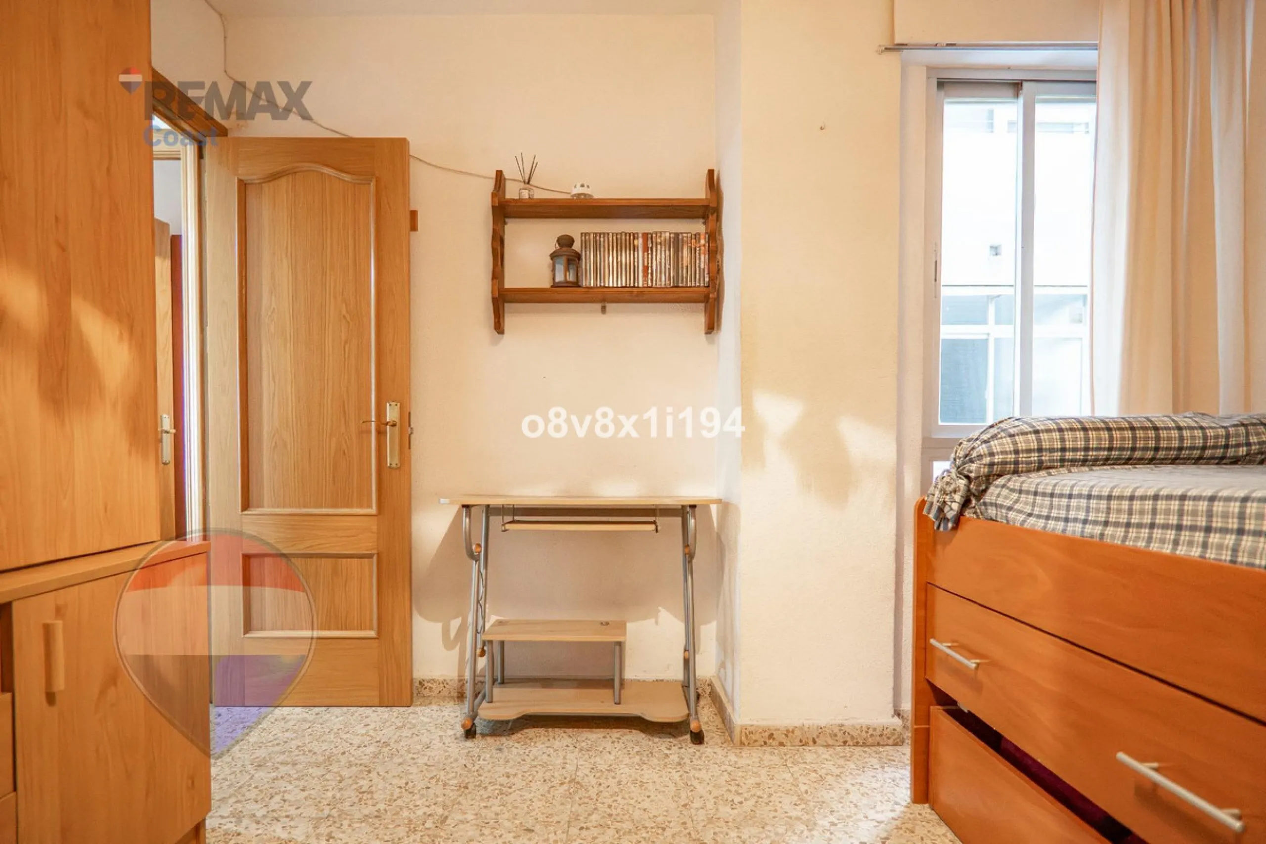 We present an exceptional opportunity to acquire an apartment in the highly sought-after area of Princesa Huelin, just 680 meters from the beach.