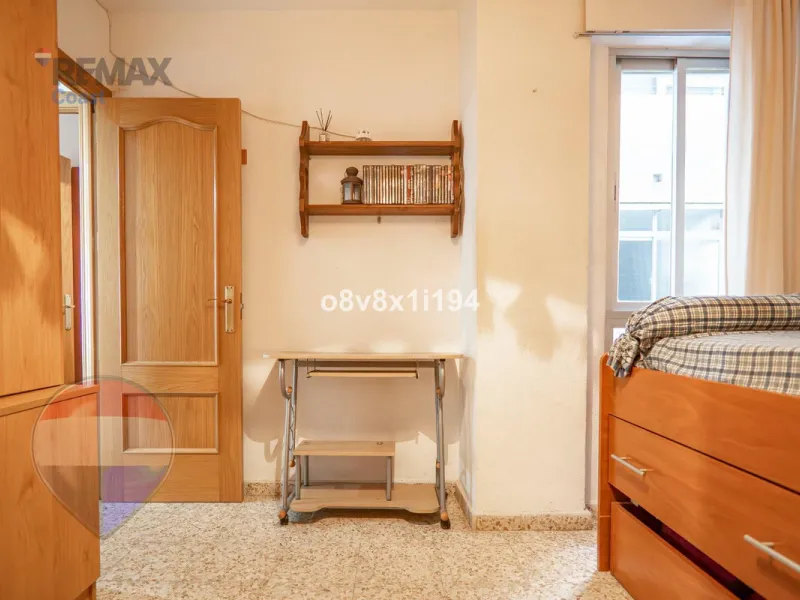 We present an exceptional opportunity to acquire an apartment in the highly sought-after area of Princesa Huelin, just 680 meters from the beach.