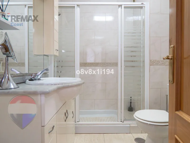 We present an exceptional opportunity to acquire an apartment in the highly sought-after area of Princesa Huelin, just 680 meters from the beach.