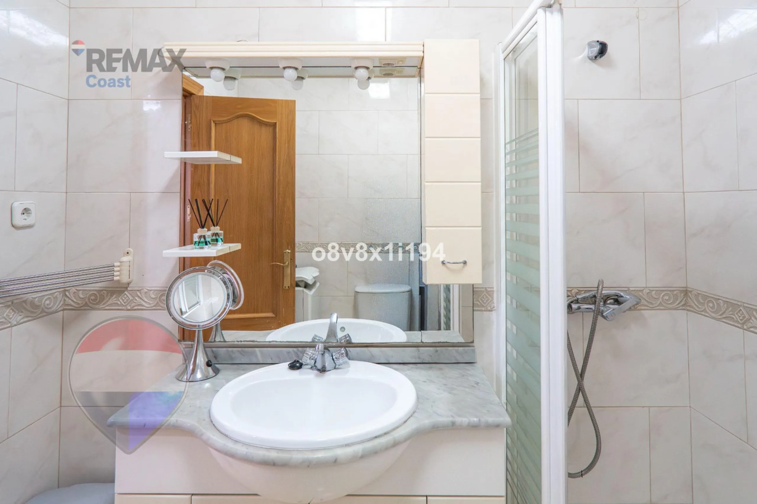 We present an exceptional opportunity to acquire an apartment in the highly sought-after area of Princesa Huelin, just 680 meters from the beach.