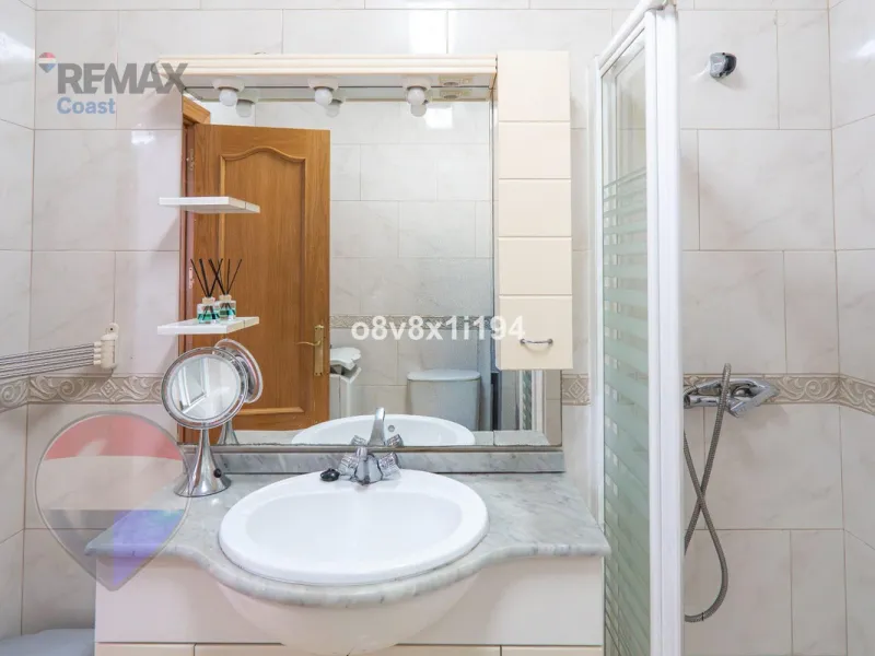 We present an exceptional opportunity to acquire an apartment in the highly sought-after area of Princesa Huelin, just 680 meters from the beach.