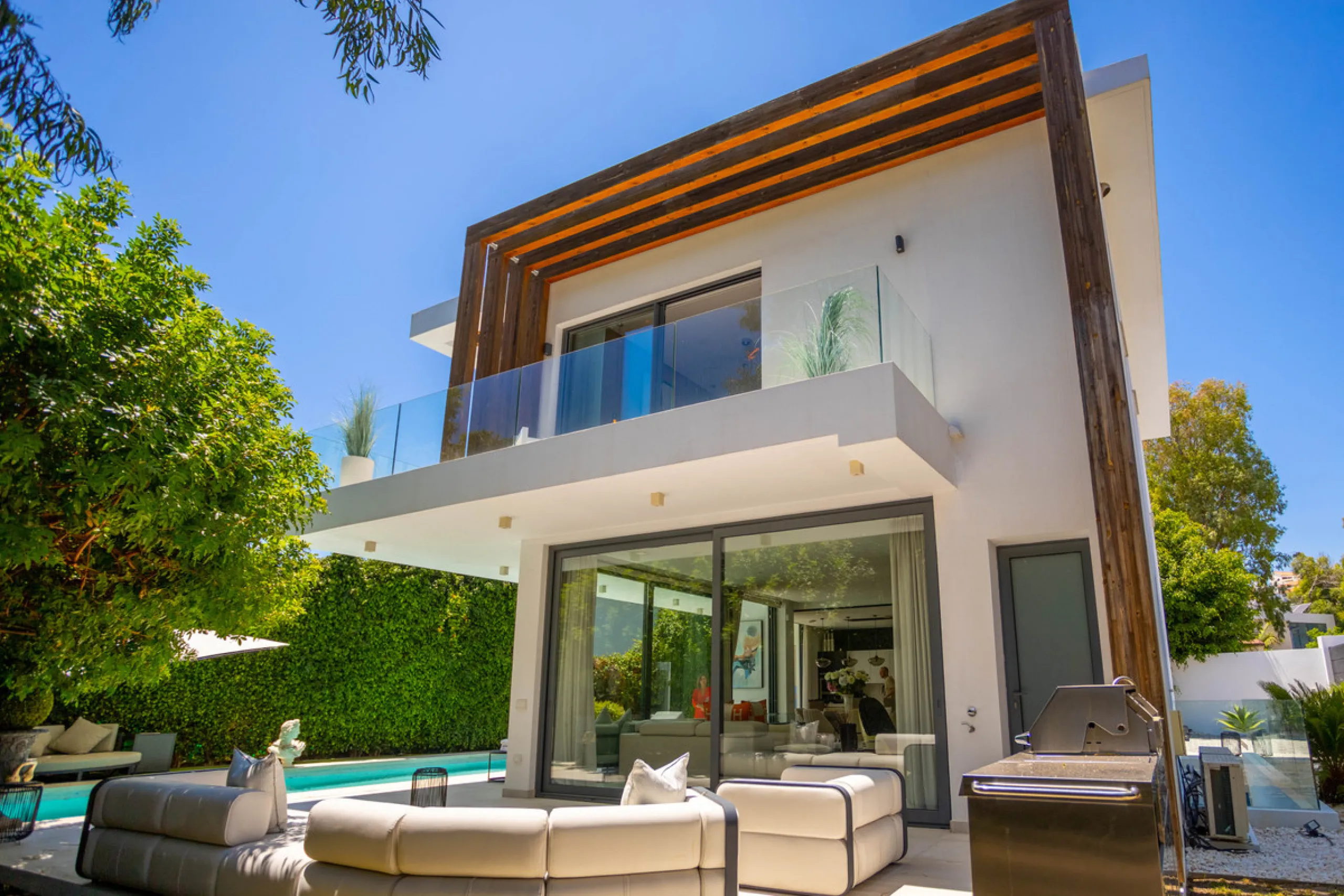 Architectural elegance meets Mediterranean serenity in this beautifully designed villa, tucked within the exclusive Arboleda residential enclave—perfectly situated between Marbella, San Pedro and Benahavís.