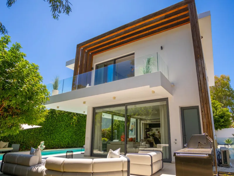 Architectural elegance meets Mediterranean serenity in this beautifully designed villa, tucked within the exclusive Arboleda residential enclave—perfectly situated between Marbella, San Pedro and Benahavís.