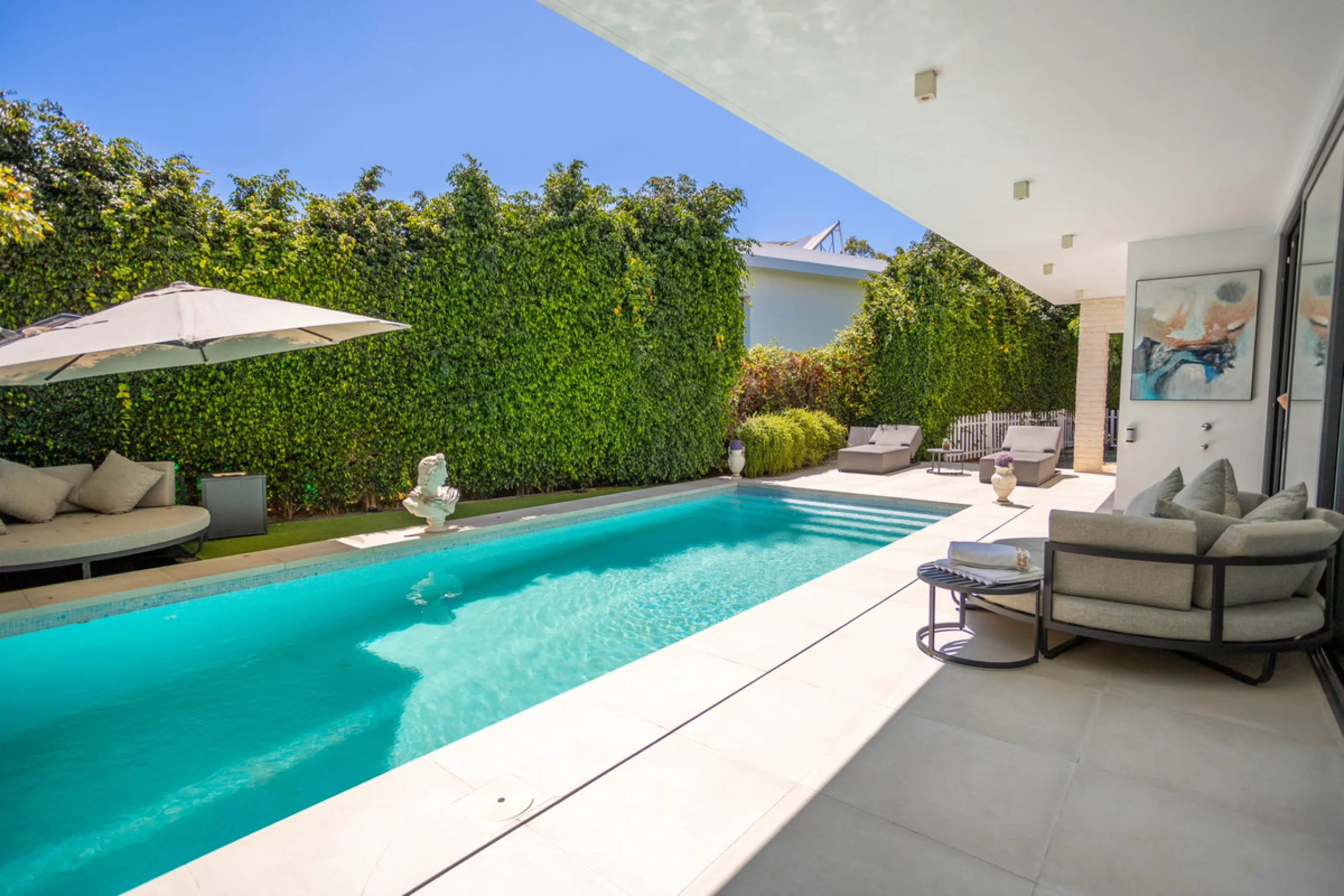 Architectural elegance meets Mediterranean serenity in this beautifully designed villa, tucked within the exclusive Arboleda residential enclave—perfectly situated between Marbella, San Pedro and Benahavís.