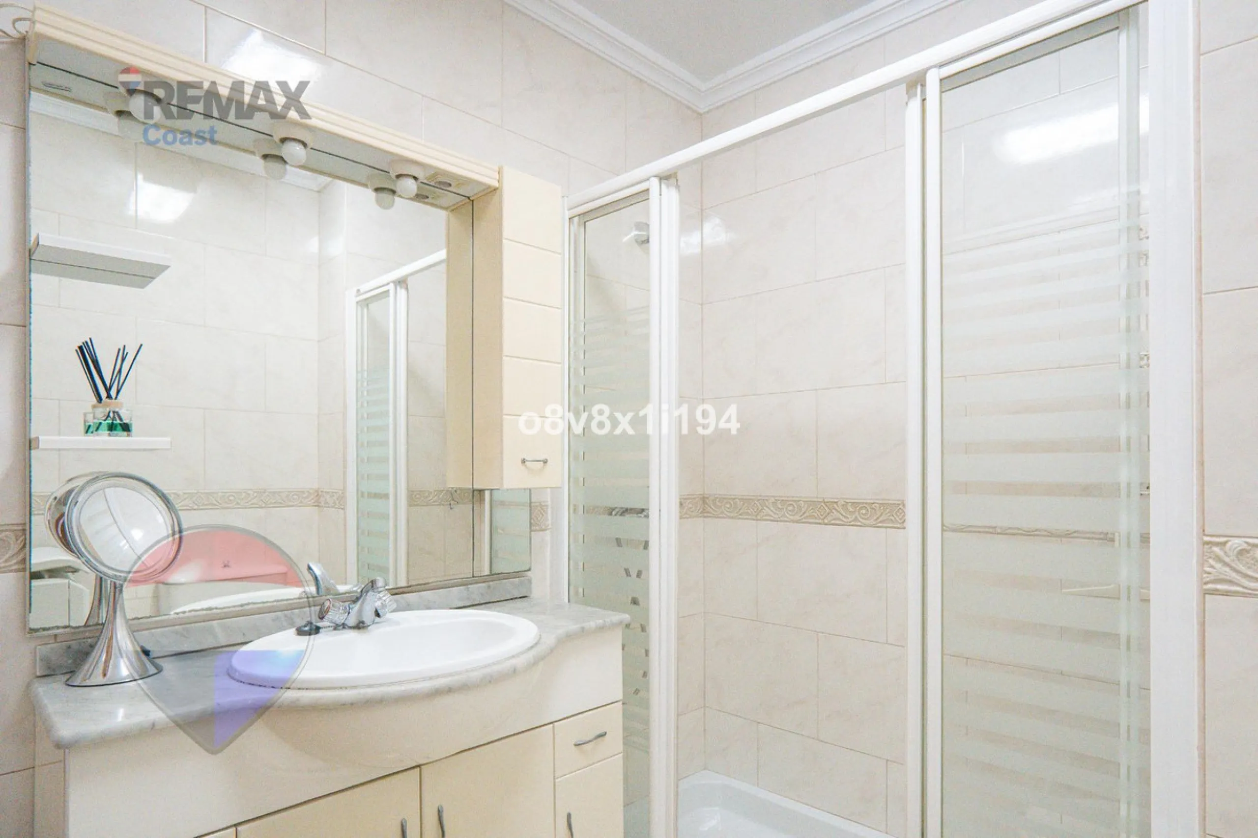 We present an exceptional opportunity to acquire an apartment in the highly sought-after area of Princesa Huelin, just 680 meters from the beach.