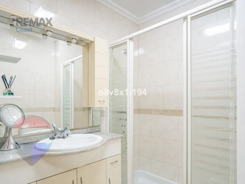 We present an exceptional opportunity to acquire an apartment in the highly sought-after area of Princesa Huelin, just 680 meters from the beach.