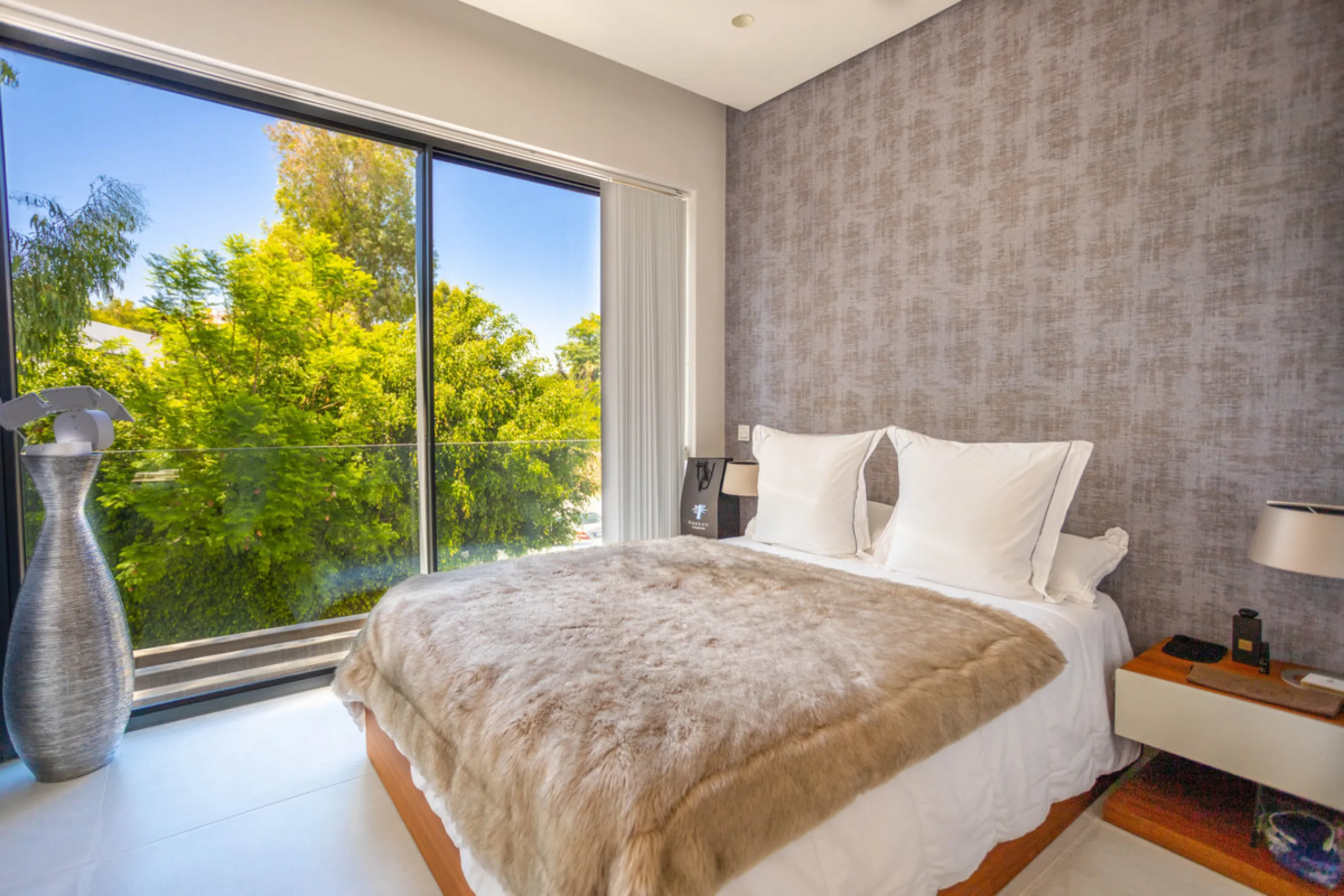 Architectural elegance meets Mediterranean serenity in this beautifully designed villa, tucked within the exclusive Arboleda residential enclave—perfectly situated between Marbella, San Pedro and Benahavís.