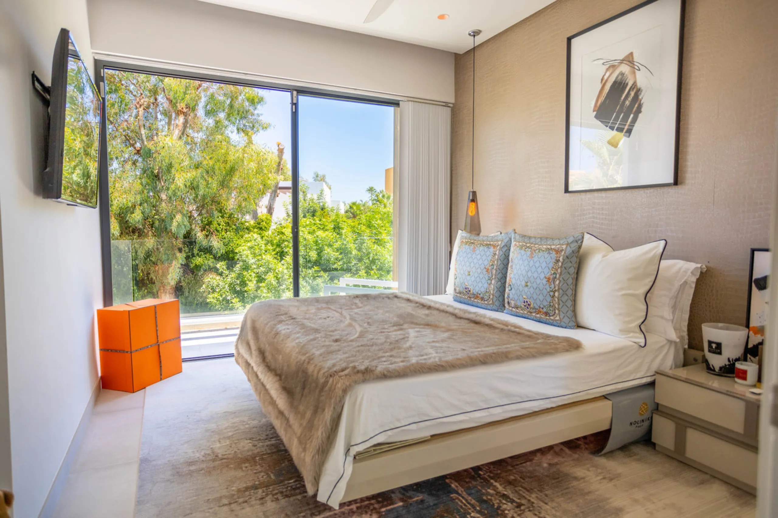 Architectural elegance meets Mediterranean serenity in this beautifully designed villa, tucked within the exclusive Arboleda residential enclave—perfectly situated between Marbella, San Pedro and Benahavís.
