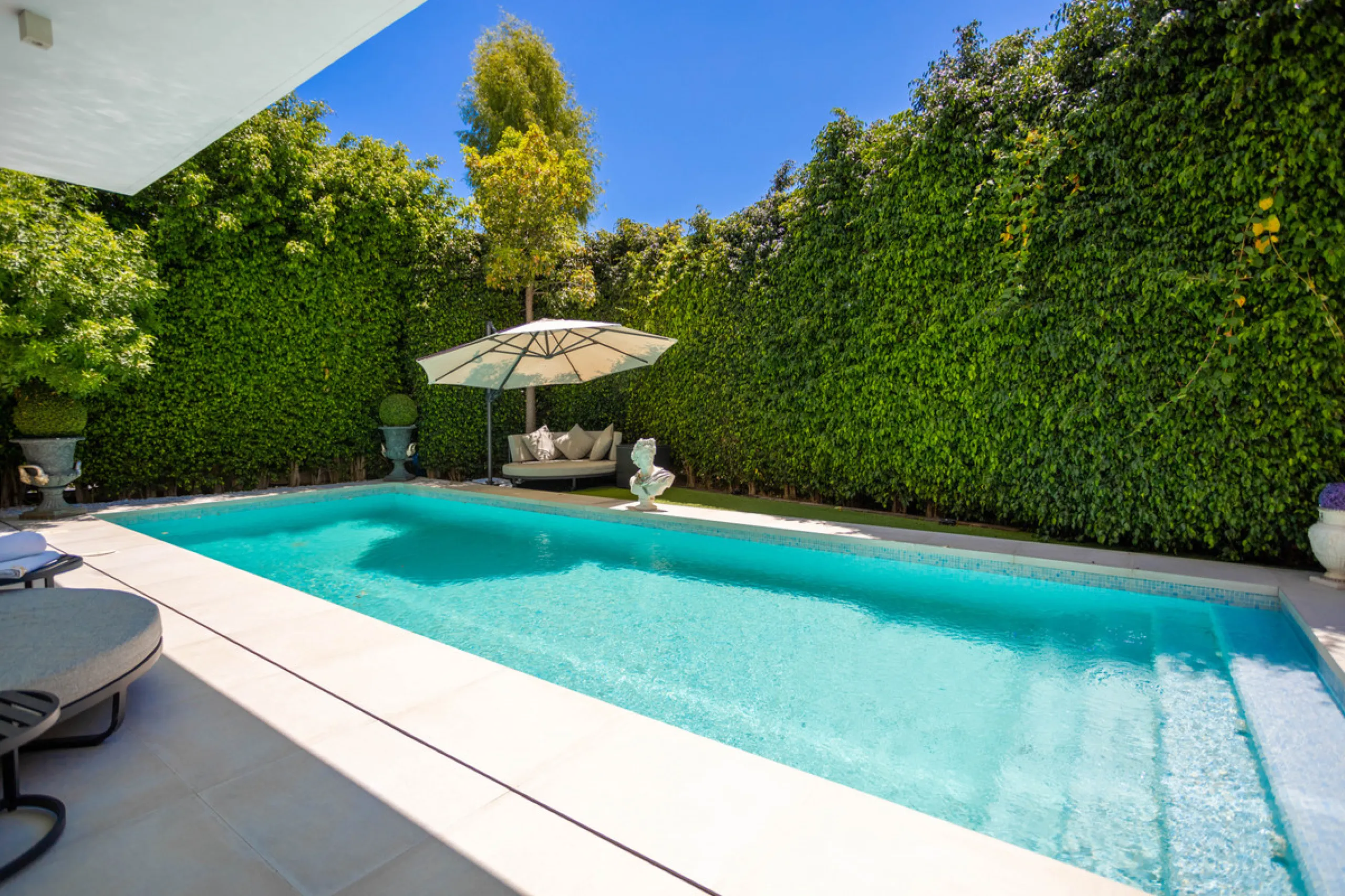 Architectural elegance meets Mediterranean serenity in this beautifully designed villa, tucked within the exclusive Arboleda residential enclave—perfectly situated between Marbella, San Pedro and Benahavís.
