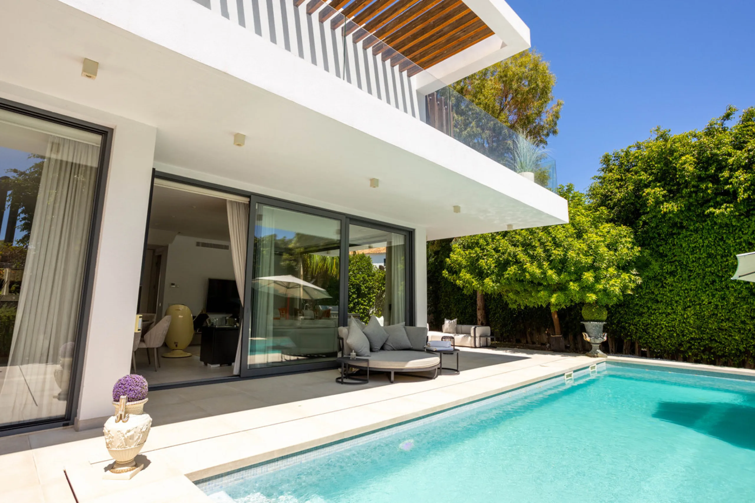 Architectural elegance meets Mediterranean serenity in this beautifully designed villa, tucked within the exclusive Arboleda residential enclave—perfectly situated between Marbella, San Pedro and Benahavís.
