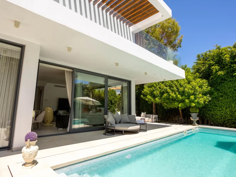 Architectural elegance meets Mediterranean serenity in this beautifully designed villa, tucked within the exclusive Arboleda residential enclave—perfectly situated between Marbella, San Pedro and Benahavís.