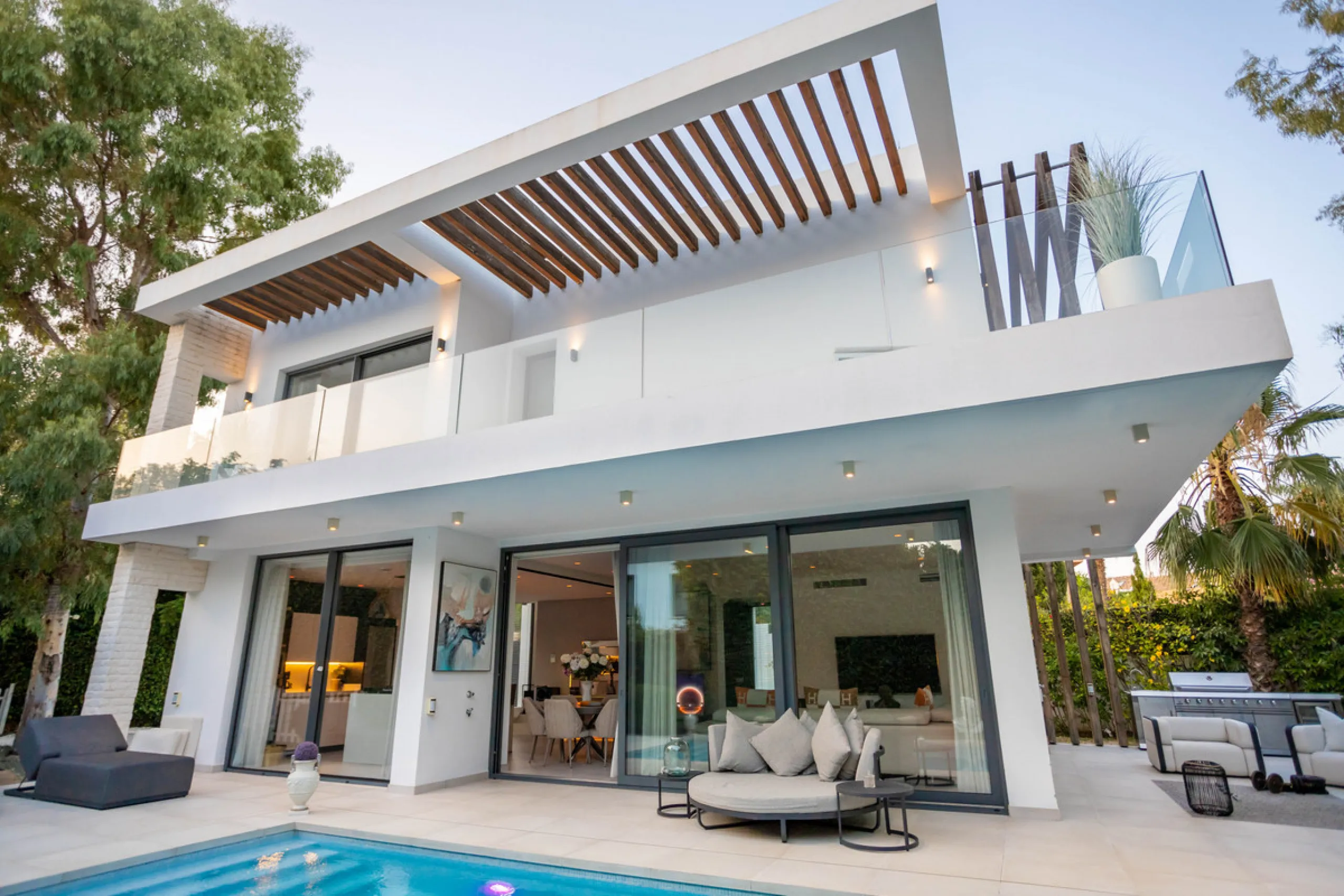 Architectural elegance meets Mediterranean serenity in this beautifully designed villa, tucked within the exclusive Arboleda residential enclave—perfectly situated between Marbella, San Pedro and Benahavís.
